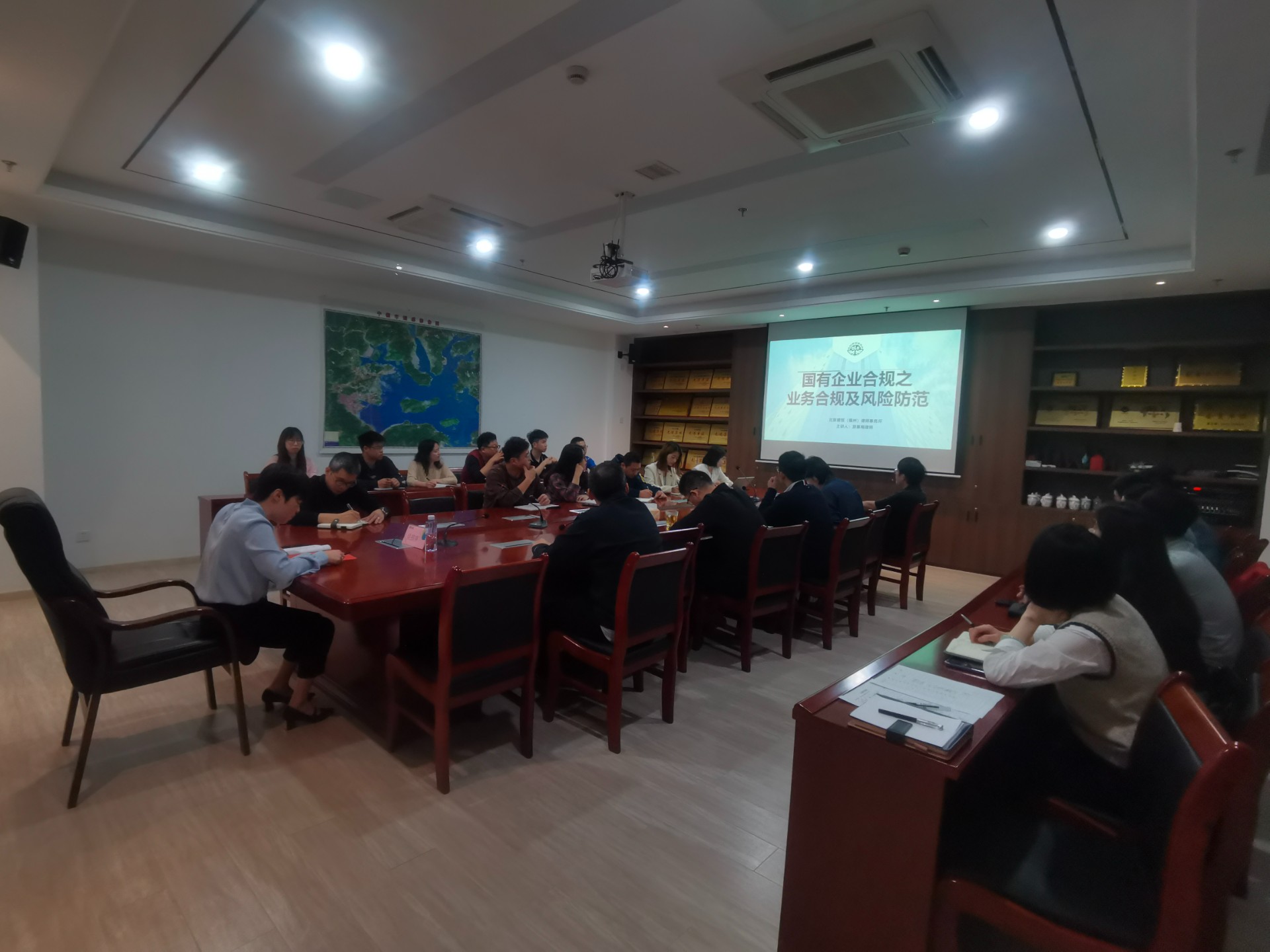 合規(guī)講堂第一課——市交投物流集團(tuán)開展國企業(yè)務(wù)合規(guī)及風(fēng)險(xiǎn)防范培訓(xùn)，劉招蕊拍攝.jpg