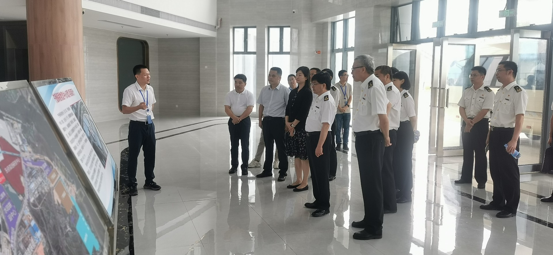 海關(guān)總署自貿(mào)司司長潘城一行蒞臨寧德國際物流中心項(xiàng)目調(diào)研，周桂芳拍攝1.jpg