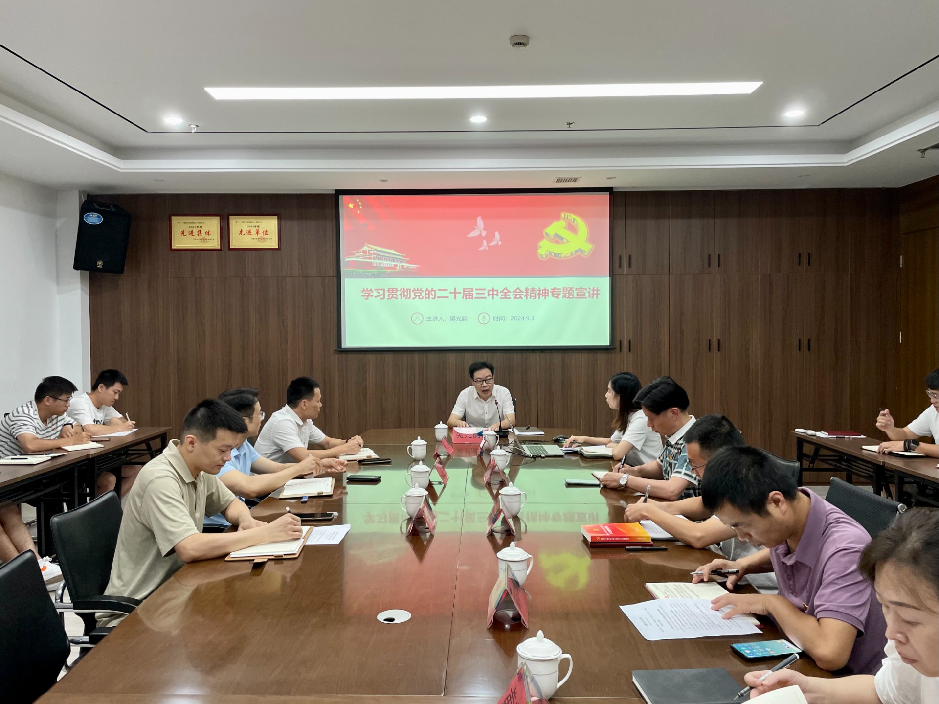 市交投集團(tuán)領(lǐng)導(dǎo)深入市交投物流集團(tuán)市交投勘察設(shè)計(jì)公司開(kāi)展聯(lián)系點(diǎn)工作，葉嵐清拍攝1.jpg