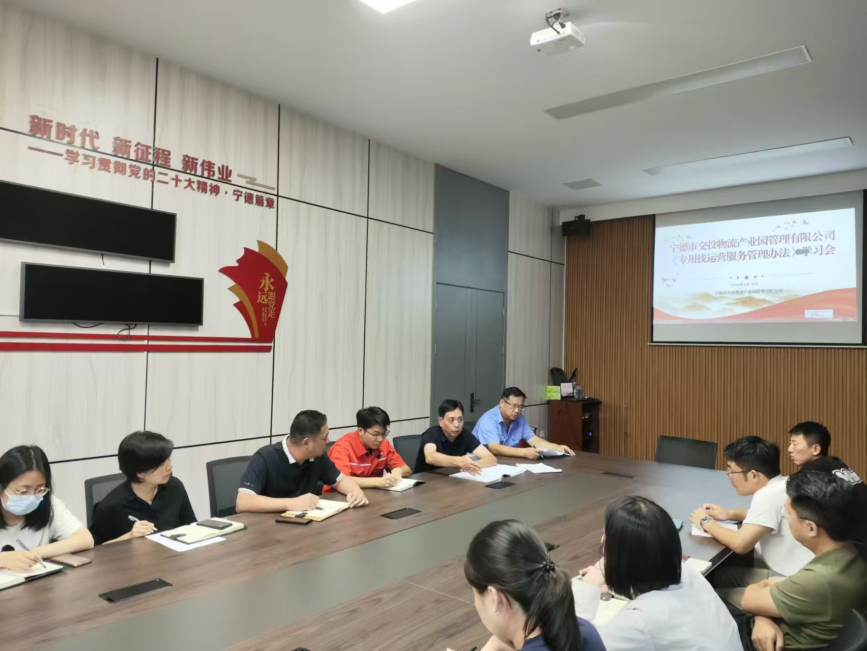 福州鐵路物流中心寧德鐵路物流營業(yè)部領(lǐng)導(dǎo)深入寧德陸港開展愛車宣傳活動，張長明拍攝.jpg
